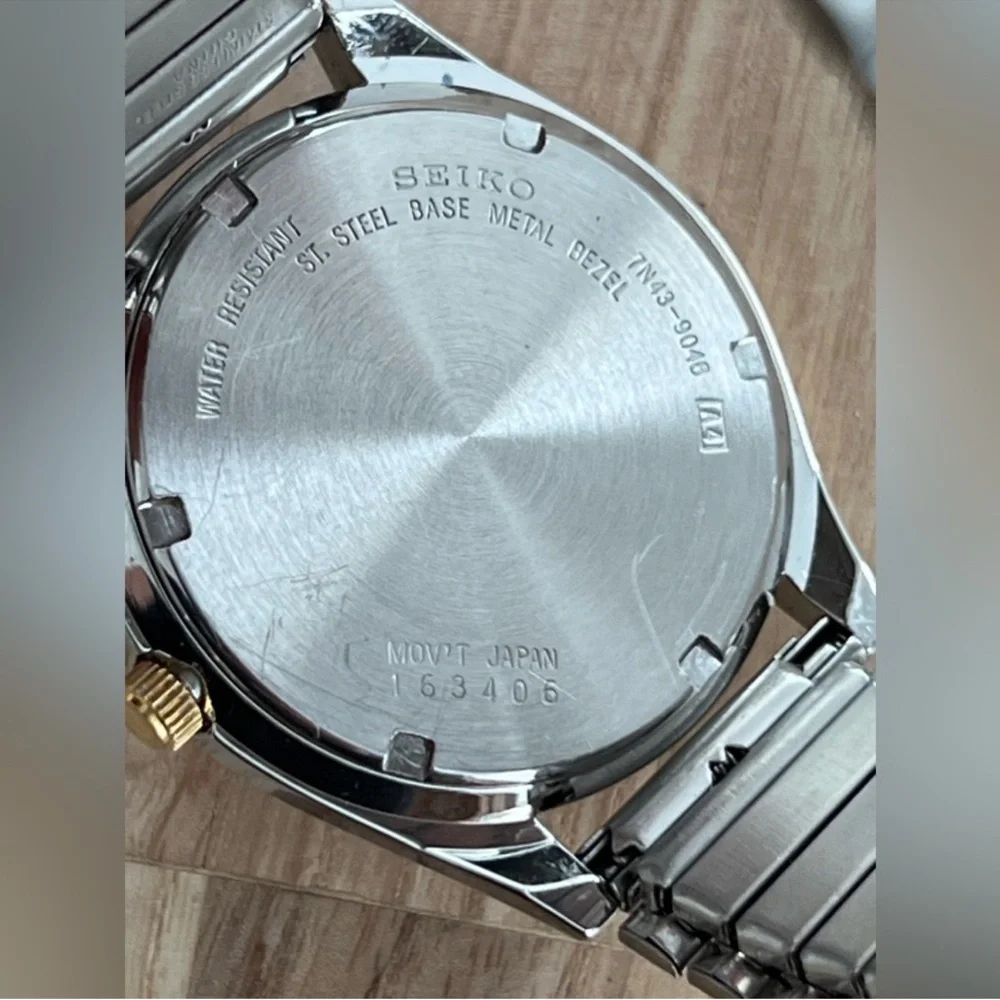 Seiko Men's Watch Two-Tone Stretch Bracelet Silver Tone Dial Date Day Windows